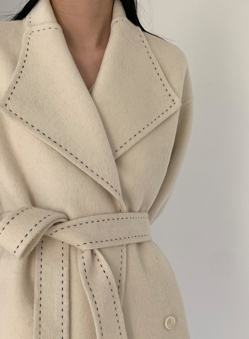 Manteau double-face en laine avec revers en fourrure longue et détails lacés en blanc ivoire et noir, tailles S-L