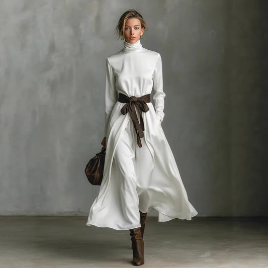 Robe mi-longue à manches longues avec ceinture contrastante