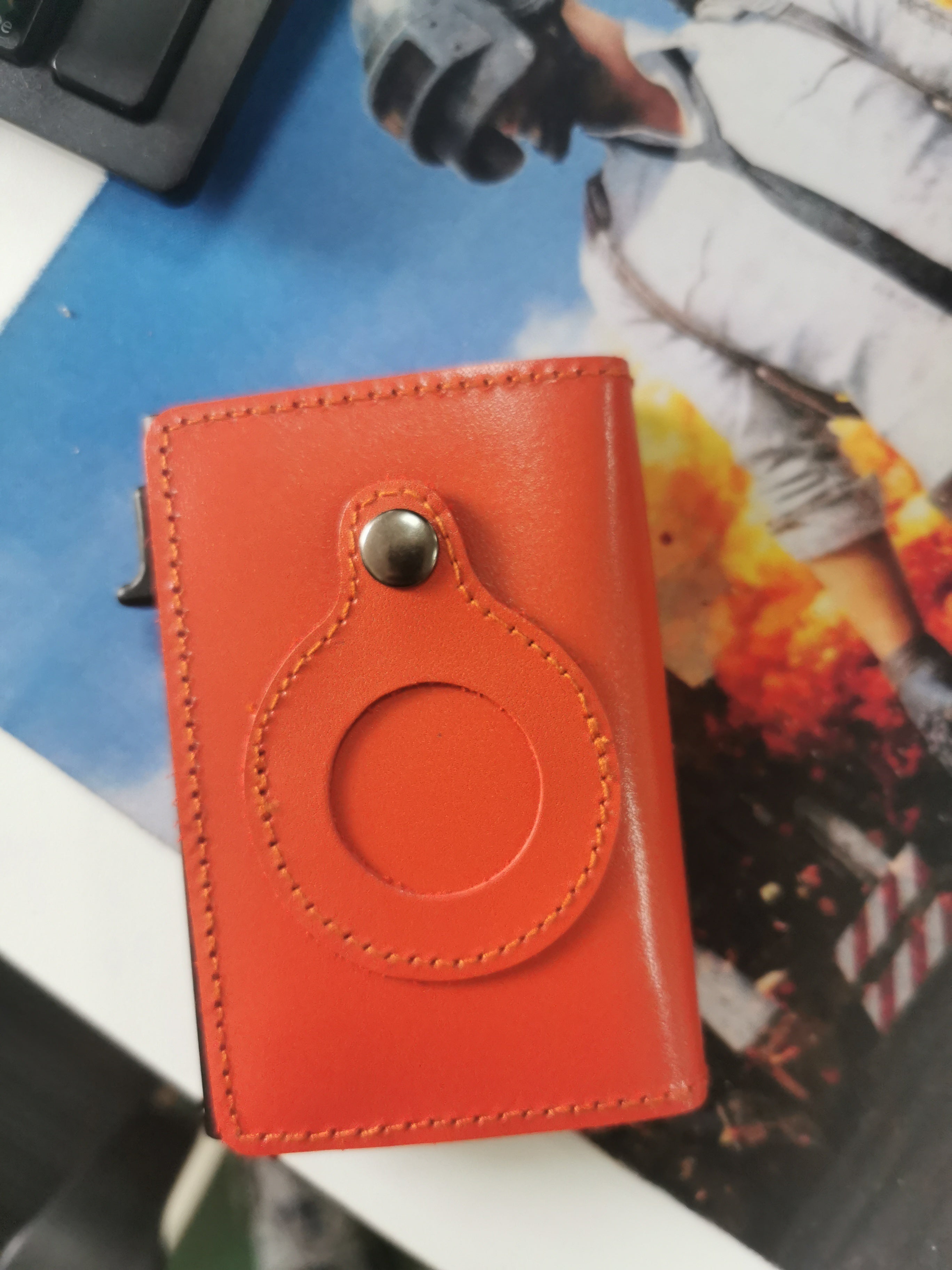 محفظة جلد رجالية نحيفة بتصميم بسيط مع حماية RFID وحامل AirTag
