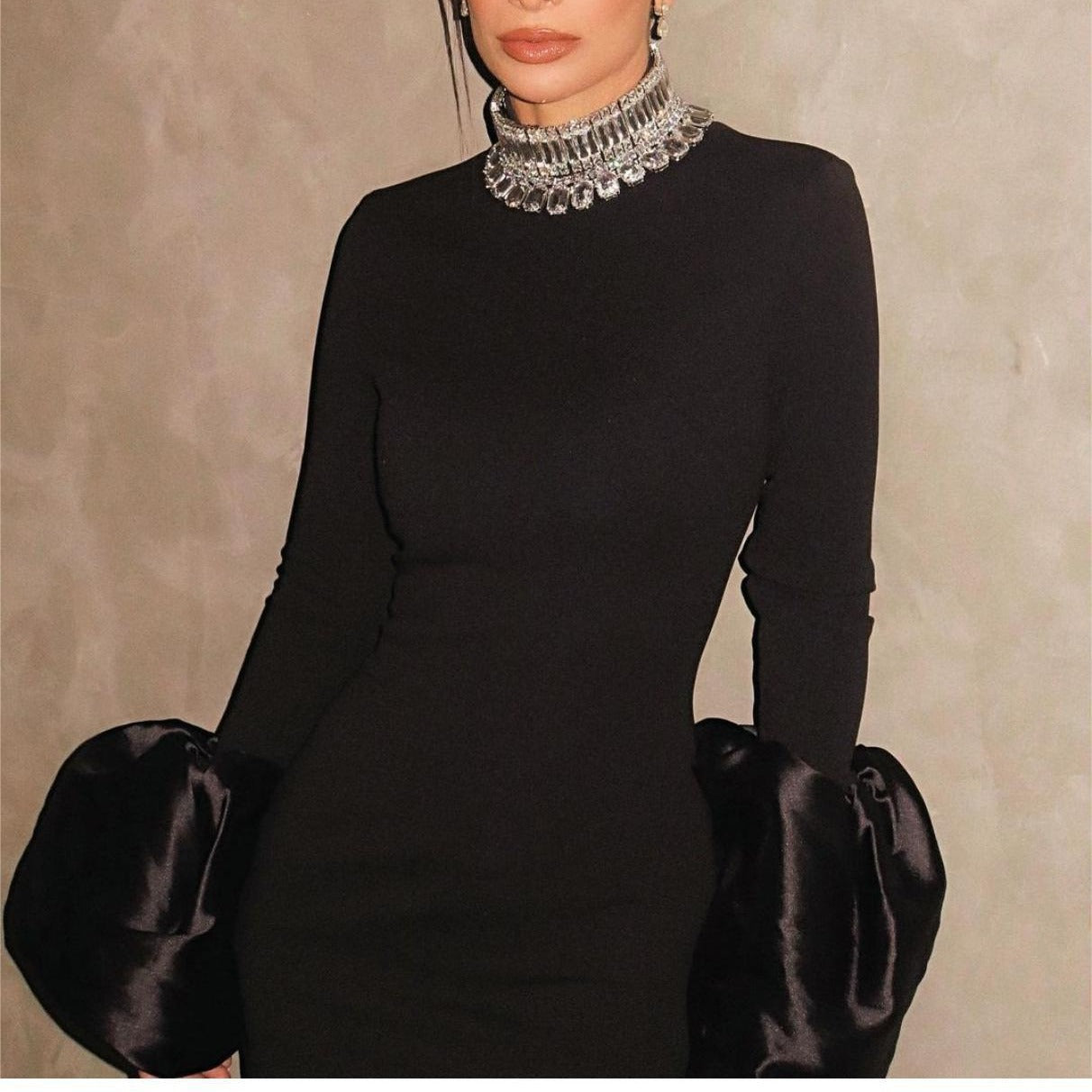 Robe de soirée moulante noire à manches longues avec strass pour événements arabes