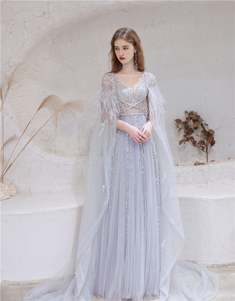 Robe de soirée deux pièces en soie avec long châle en plumes