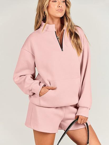 Ensemble deux pièces femme : sweat à capuche et short avec poches