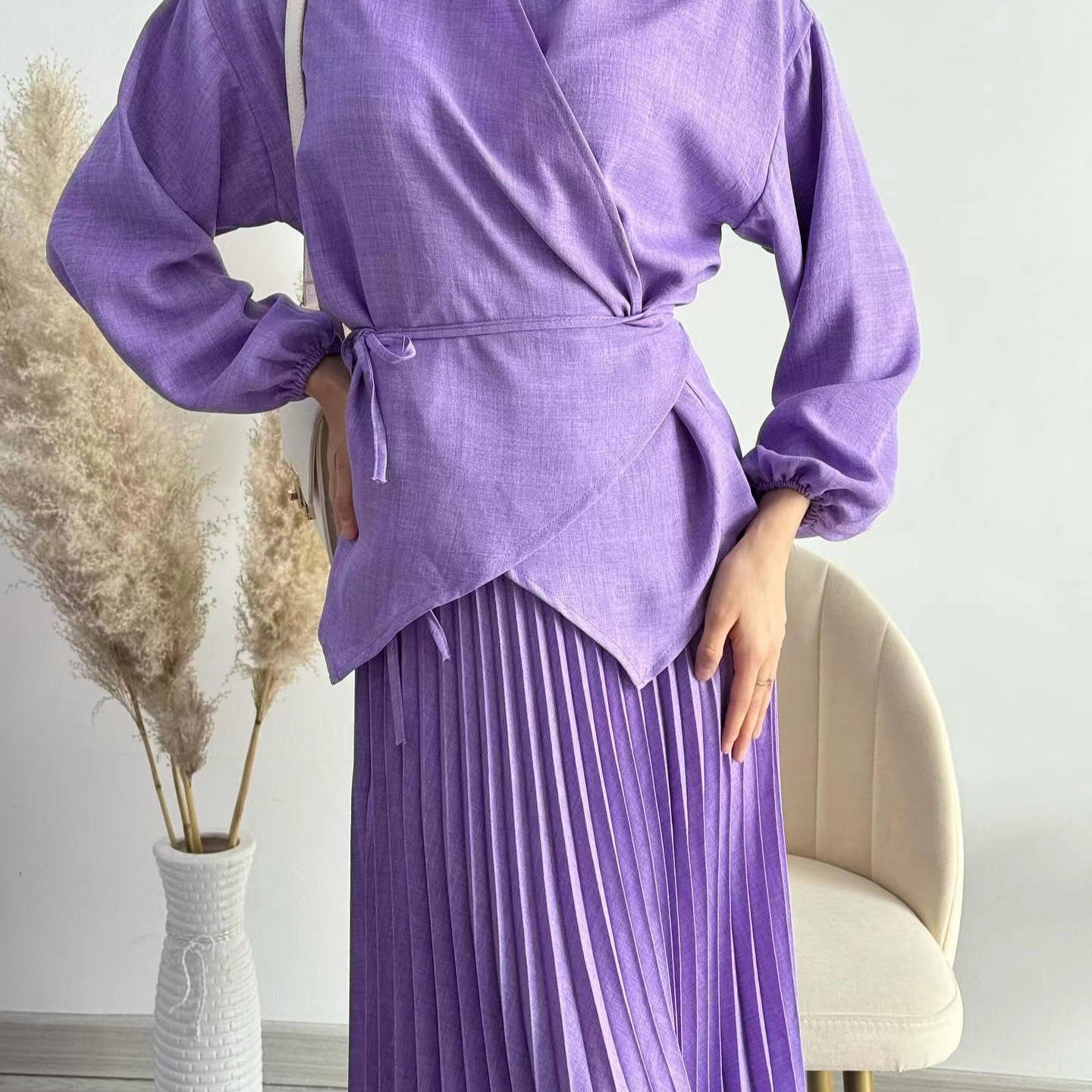 Ensemble élégant jupe plissée et haut noué pour femme en bleu, violet, camel