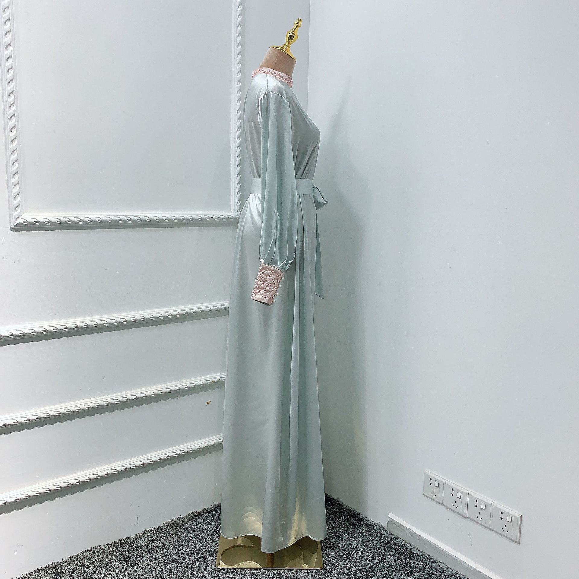 Robe Musulmane en Soie Ornée de Perles et Dentelle Vintage Douce