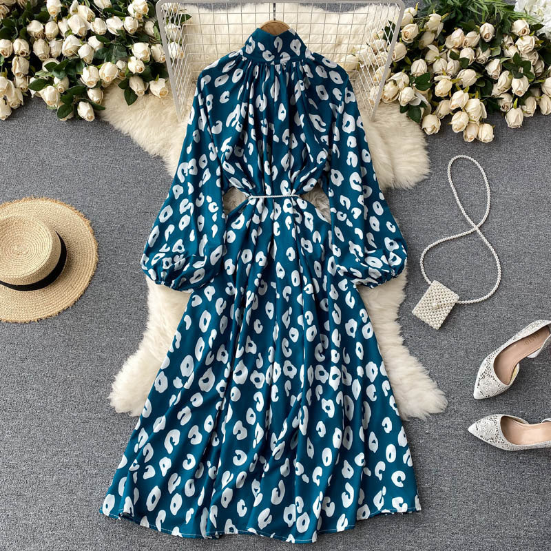 Robe mi-longue imprimée cintrée à col montant, manches bouffantes et boutonnée
