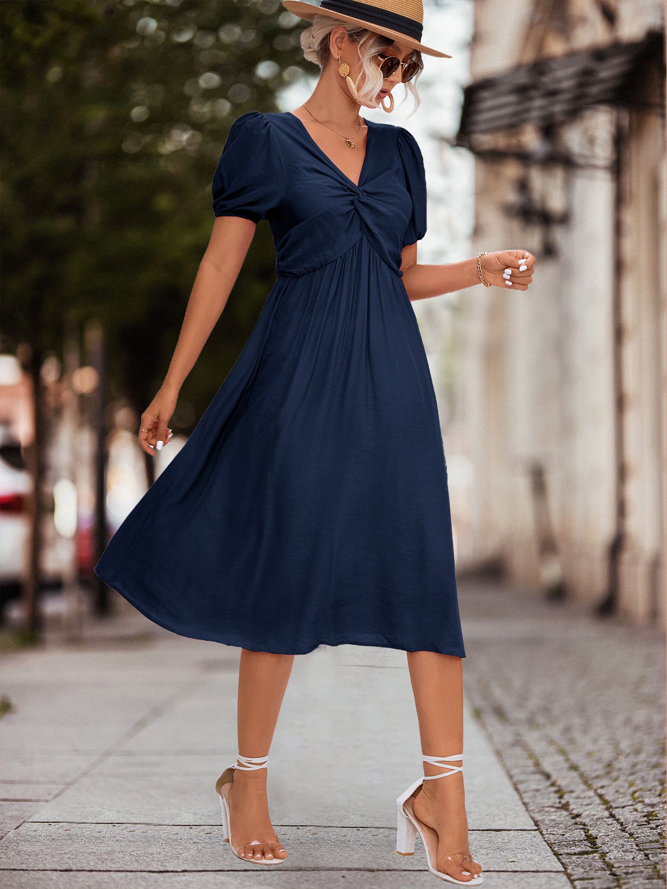 Short Sleeved Kink Dress With Leaf Edge