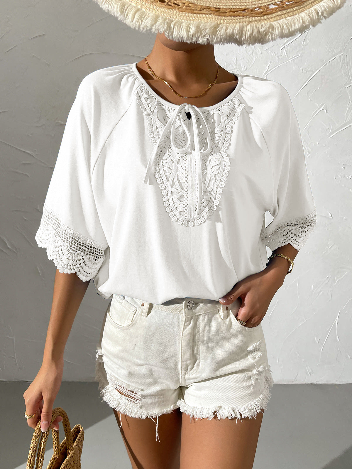 Chemisier ample à manches courtes, col cravate et broderie en dentelle style ethnique