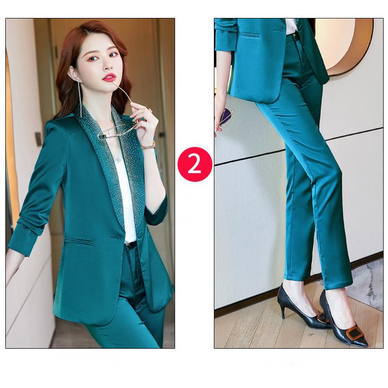 بدلة نسائية أنيقة