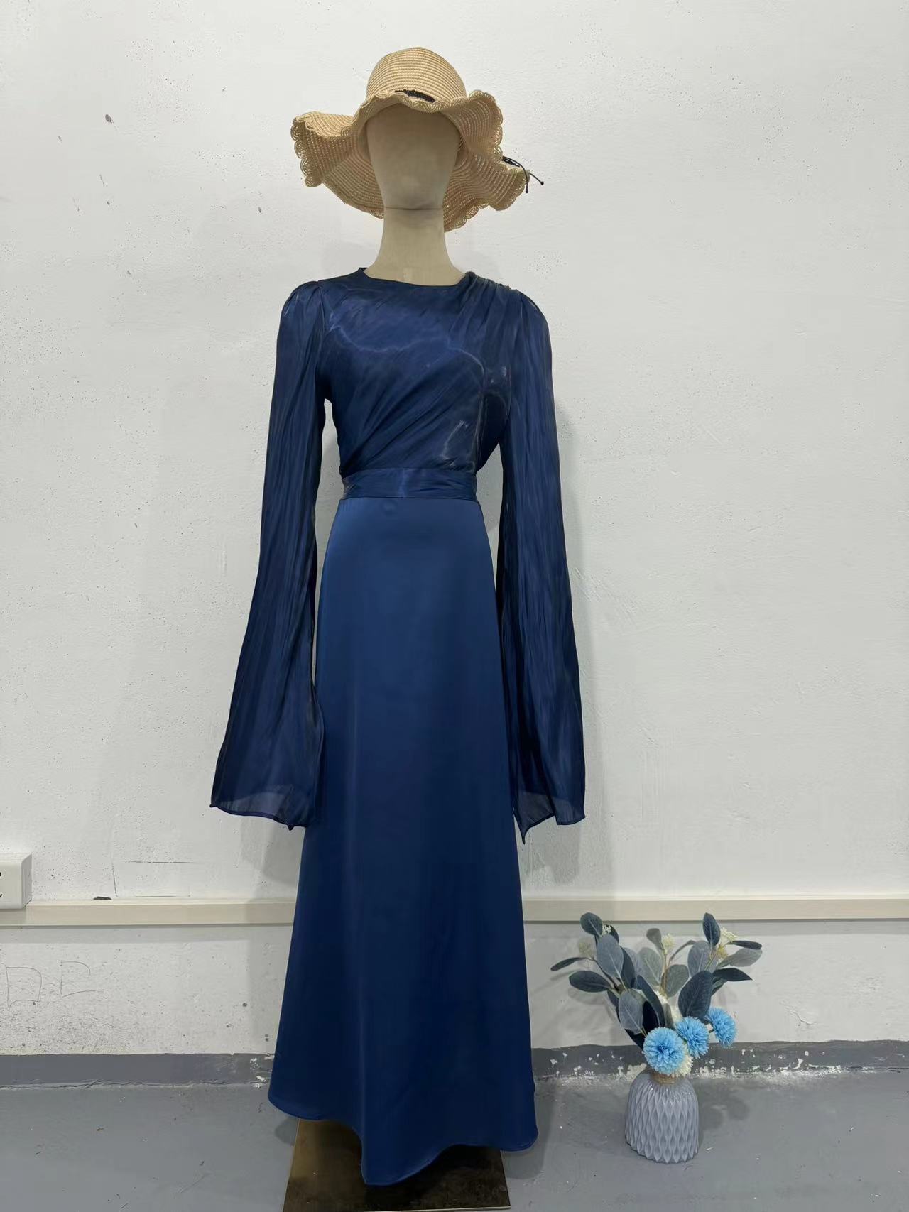 Robe longue en satin à manches larges ourlet et coupe ajustée, en gaze de verre