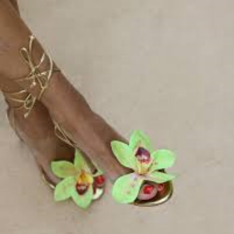 Chaussures pour femmes à talons aiguilles avec bride tissée métallique et bout ouvert