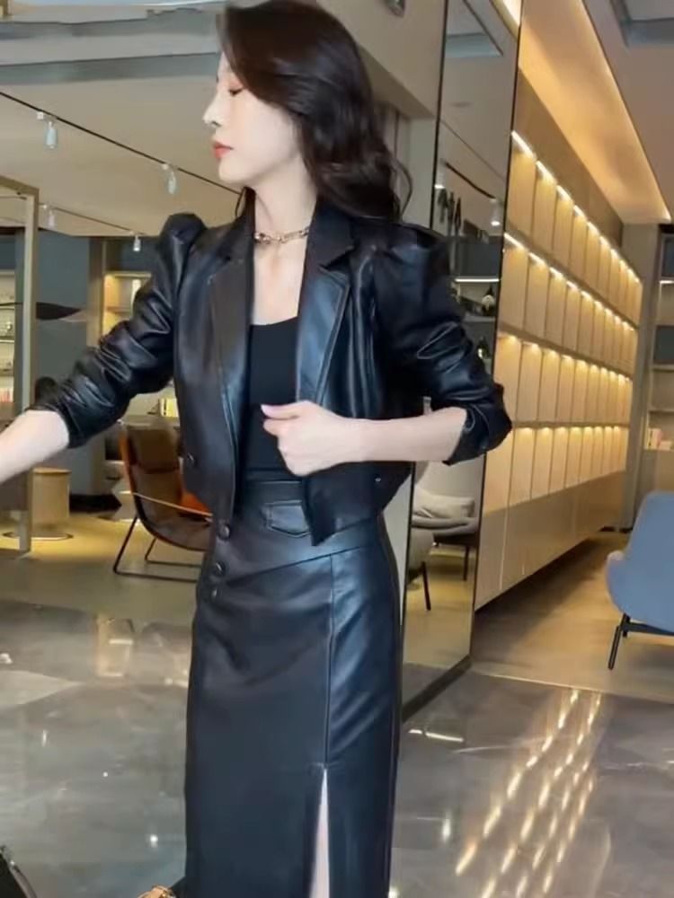Manteau en cuir tendance et jupe fendue amincissante pour l'automne
