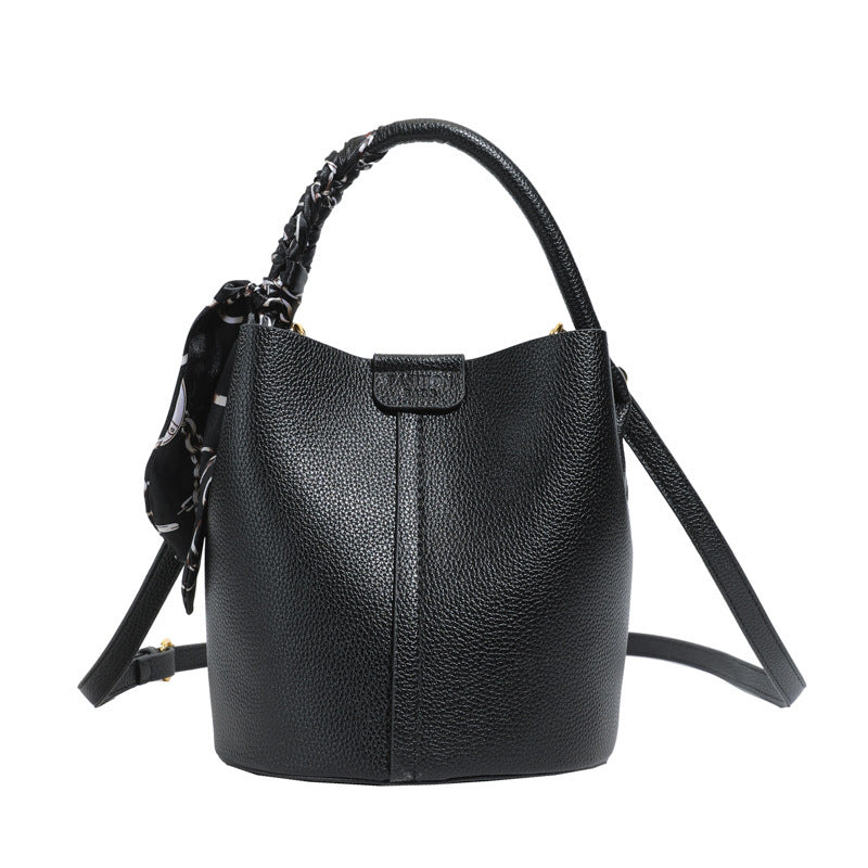 Sac seau porté main avec accent en foulard