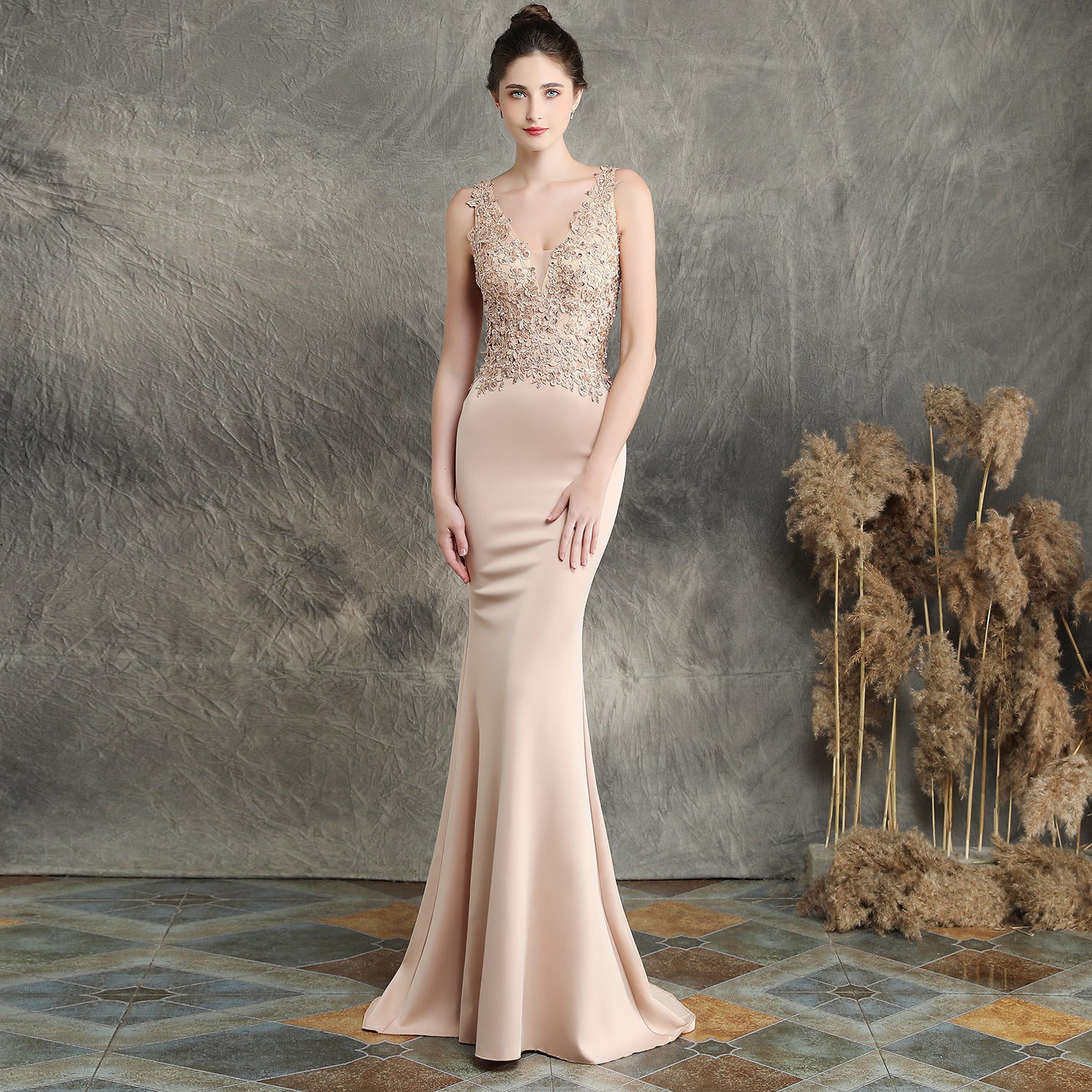 Robe de mariée longue ornée de perles pour un toast