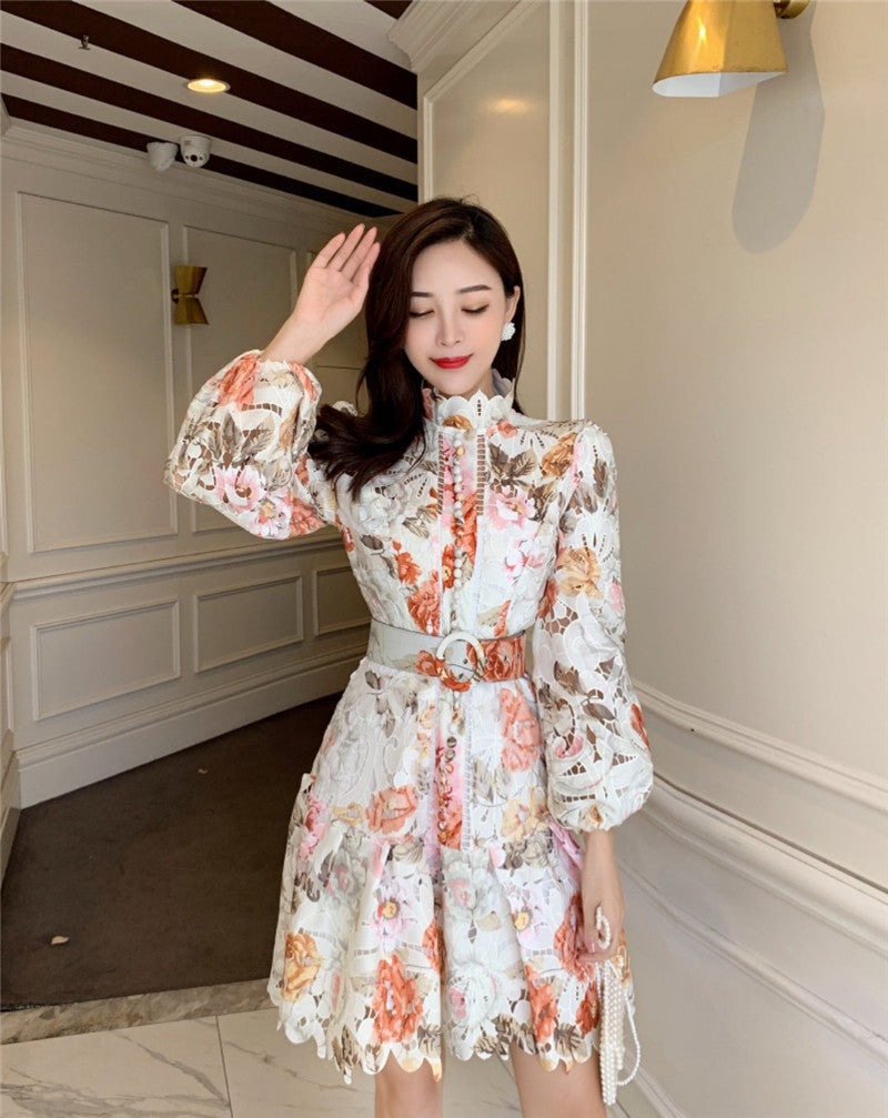 Robe à col montant ajouré à fleurs colorées