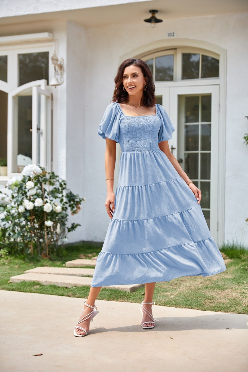 Robe courte plissée à col carré, dos nu et manches bouffantes