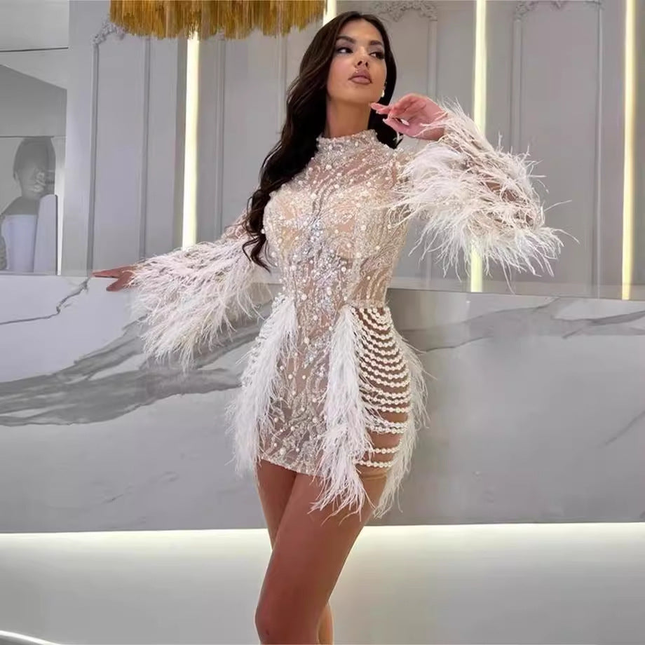 Robe en perles de mousse abricot à taille haute à plumes et paillettes