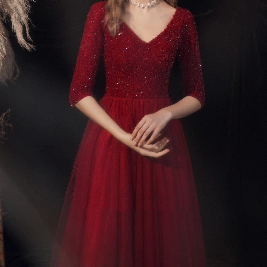 Robe de mariée bordeaux à manches longues et dos ouvert pour le toast