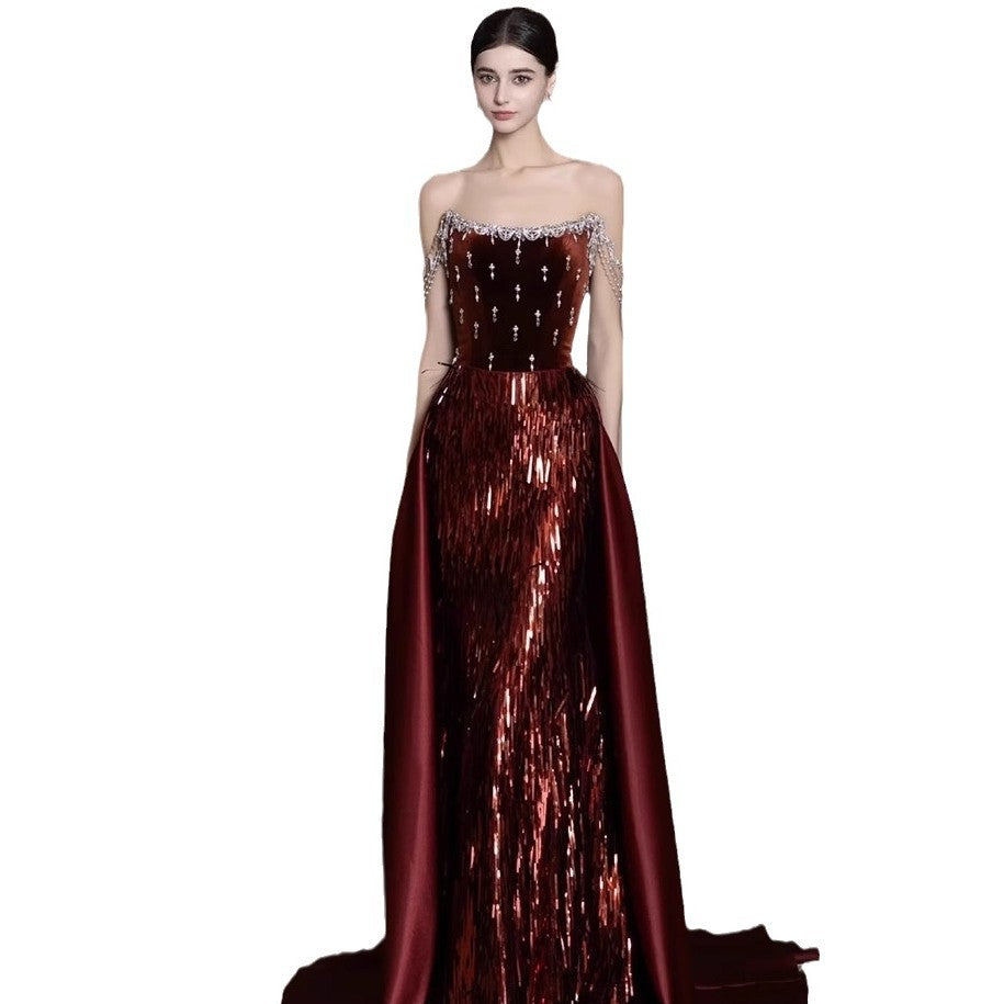 Robe de soirée française rouge neuve pour porter un toast au vin