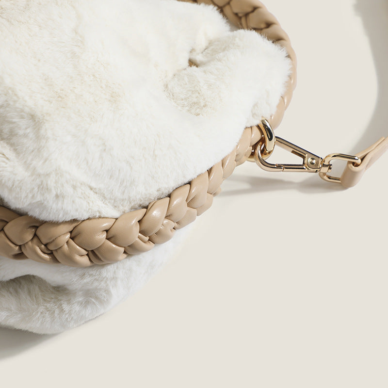Sac seau Bretzel en peluche blanche avec bandoulière réglable
