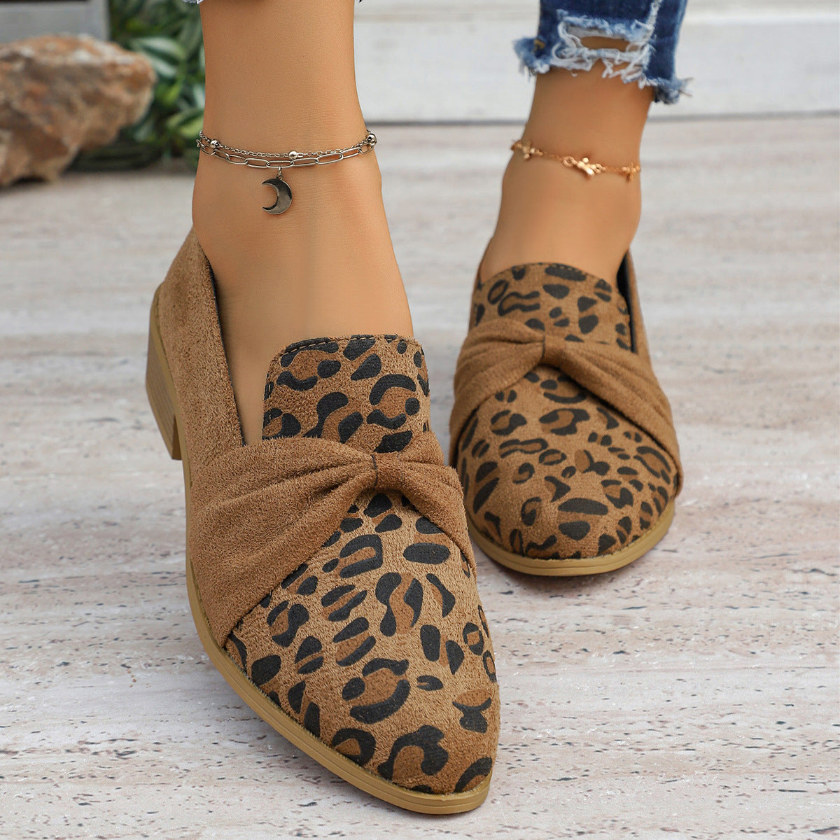 Womens Chunky-heel Pumps With An Elegant Metal Chain And Round Toe