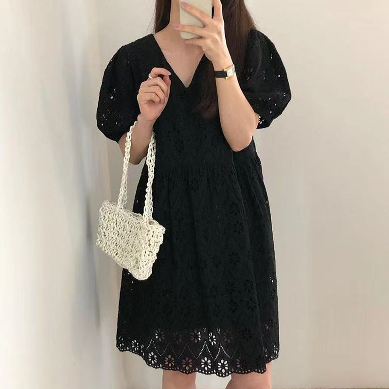 Robe pull cintrée à col en V en crochet ajouré et manches bouffantes