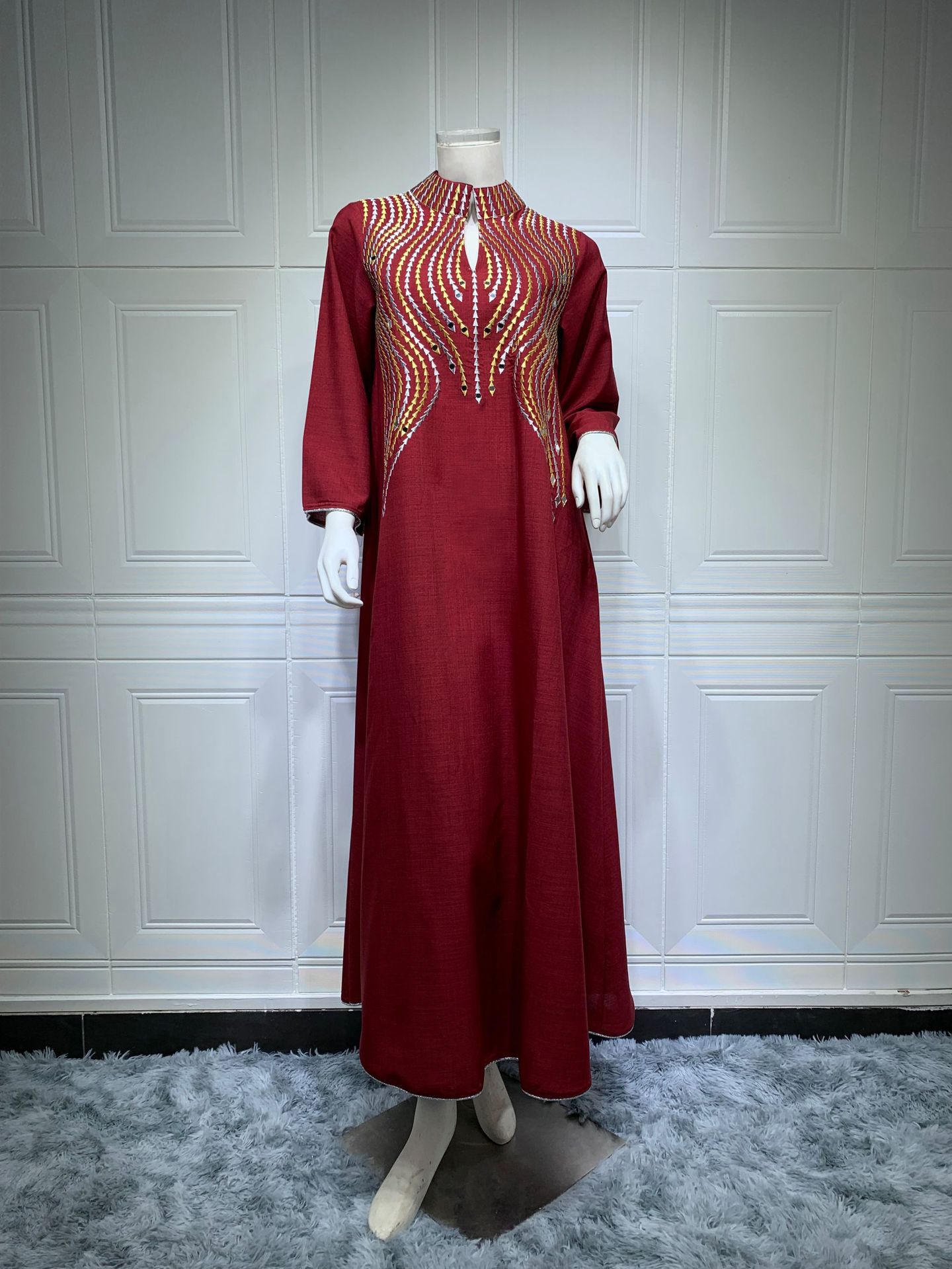 Robe de soirée brodée d'inspiration moyen-orientale pour femme, alliant style et élégance.