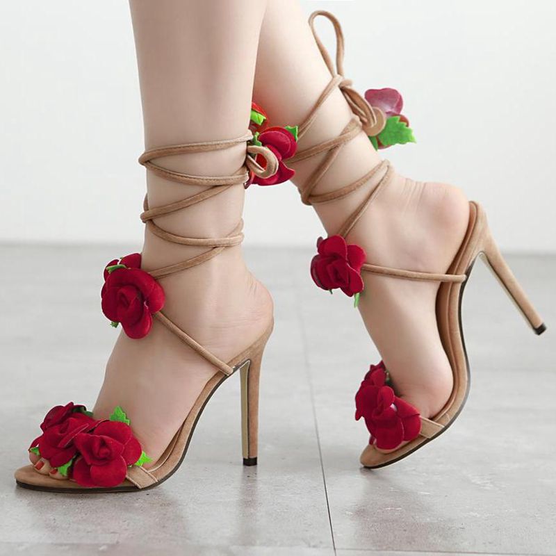 Sandales à talon aiguille laçées en dentelle rose abricot
