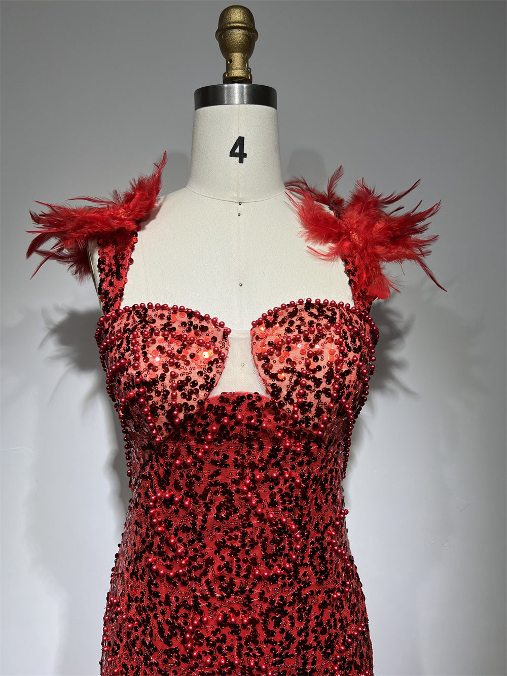 Robe fourreau rouge sans manches, à sequins et plumes, avec col carré