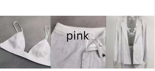 Veste de costume à paillettes, sous-vêtements, pantalon droit.