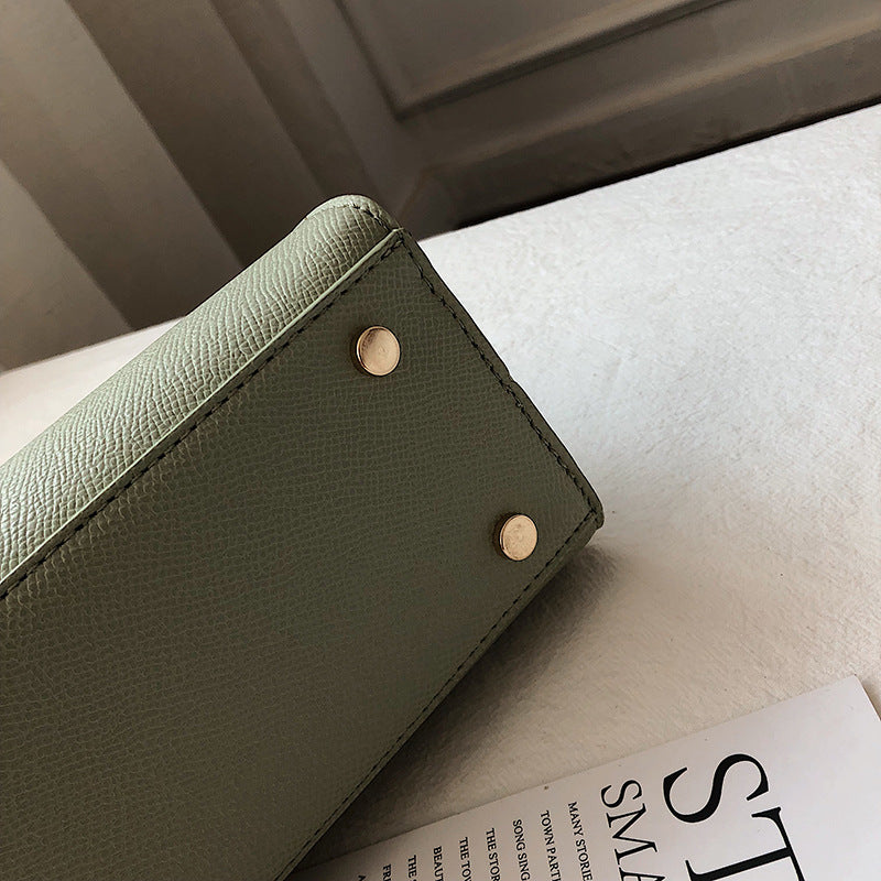 Large capacity simple shoulder bag