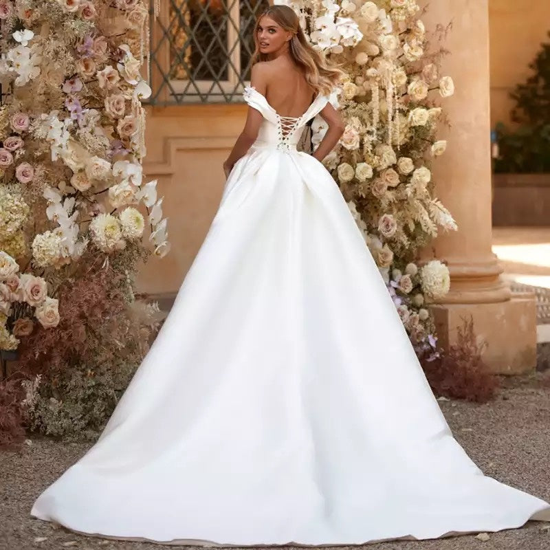 Robe de mariée sirène en satin avec traîne amovible, épaules dénudées et laçage
