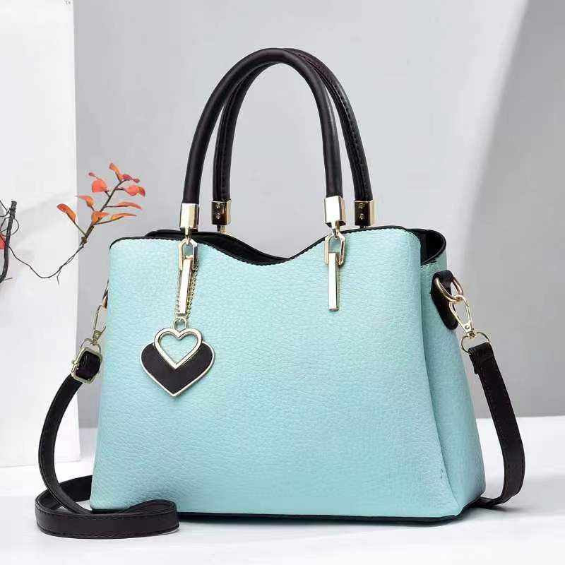 Sac bandoulière litchi pour femme d'âge mûr