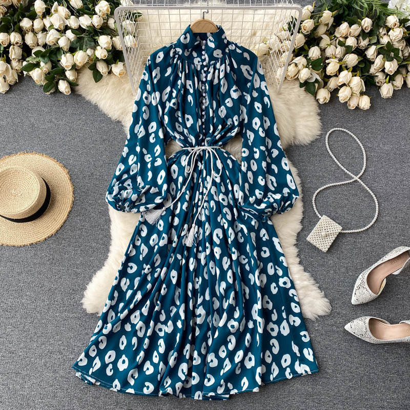 Robe mi-longue imprimée cintrée à col montant, manches bouffantes et boutonnée