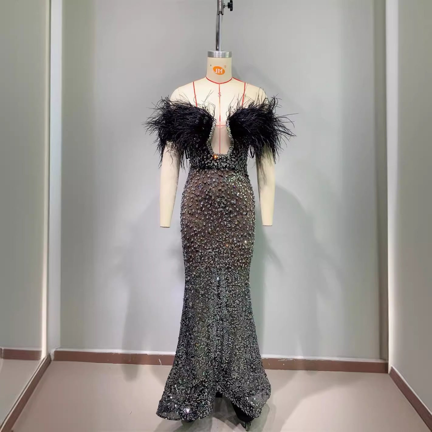 Robe Tube Col V Pailletée Luxe Plumes Strass Noire Taille Haute