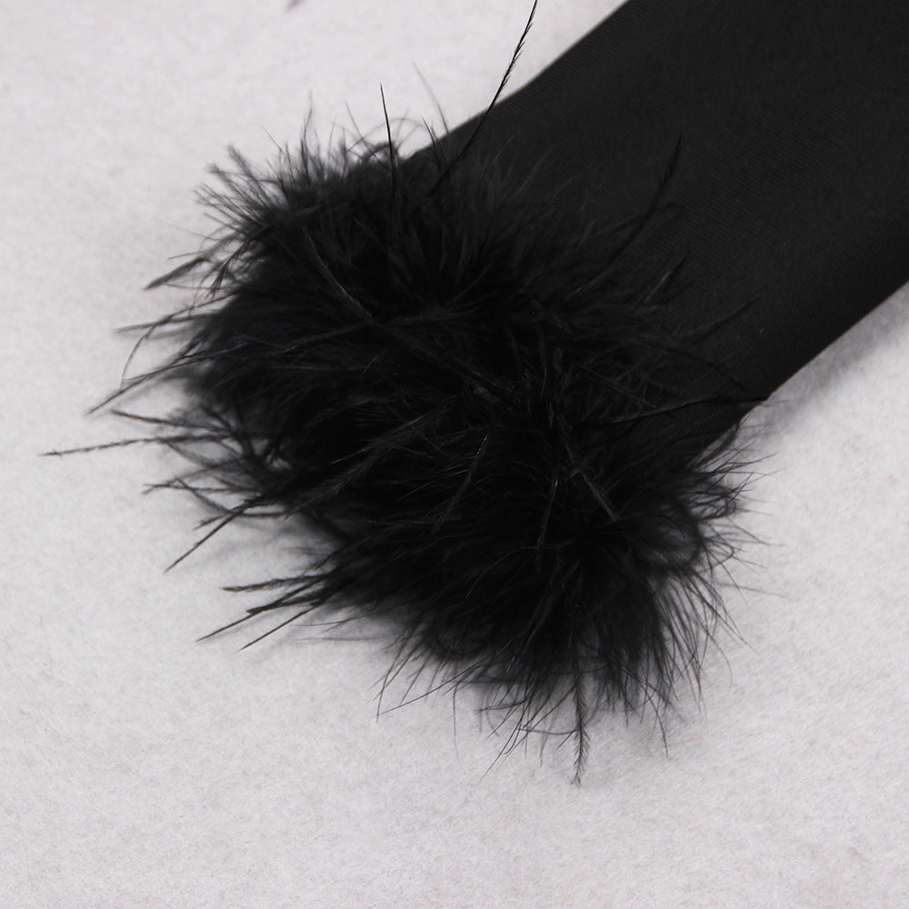 Robe fourreau à manches longues en plumes d'autruche