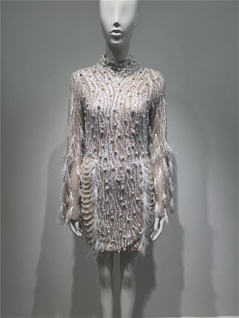 Robe en perles de mousse abricot à taille haute à plumes et paillettes