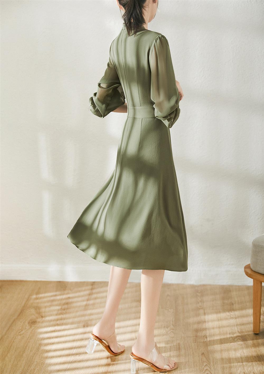 Robe bulle plissée en mousseline verte avec taille plissée et manches longues pour les trajets quotidiens au bureau