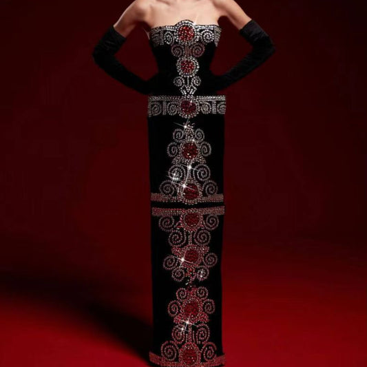 فستان سهرة أسود ضيق مزين بأحجار الراين