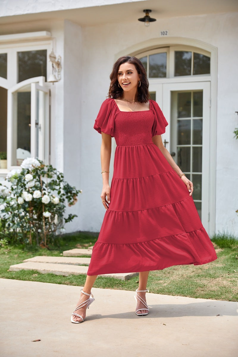 Robe courte plissée à col carré, dos nu et manches bouffantes