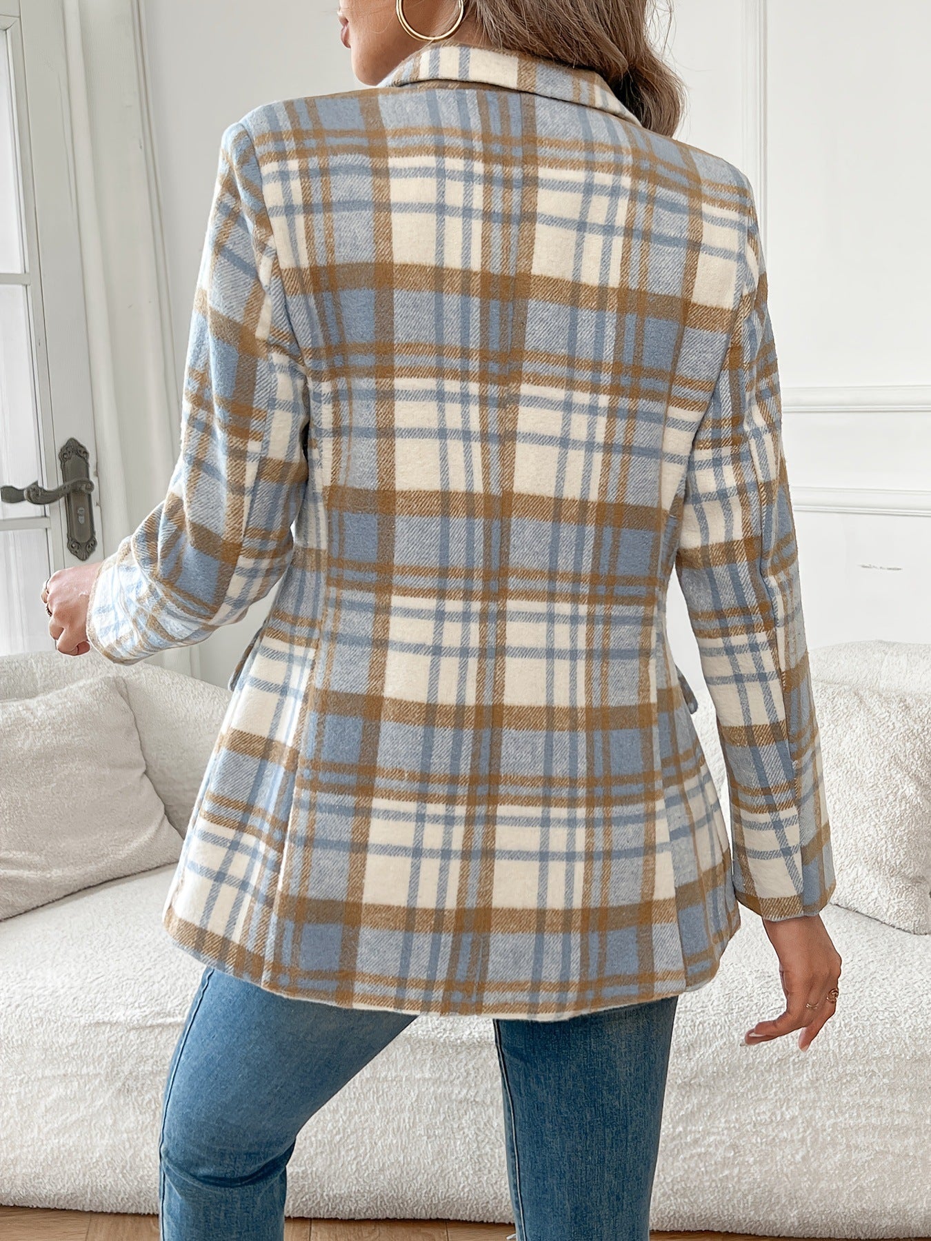 بليزر أنيق بأكمام طويلة، مزين بأزرار أمامية بنقشة مربعات، وياقة أمامية.