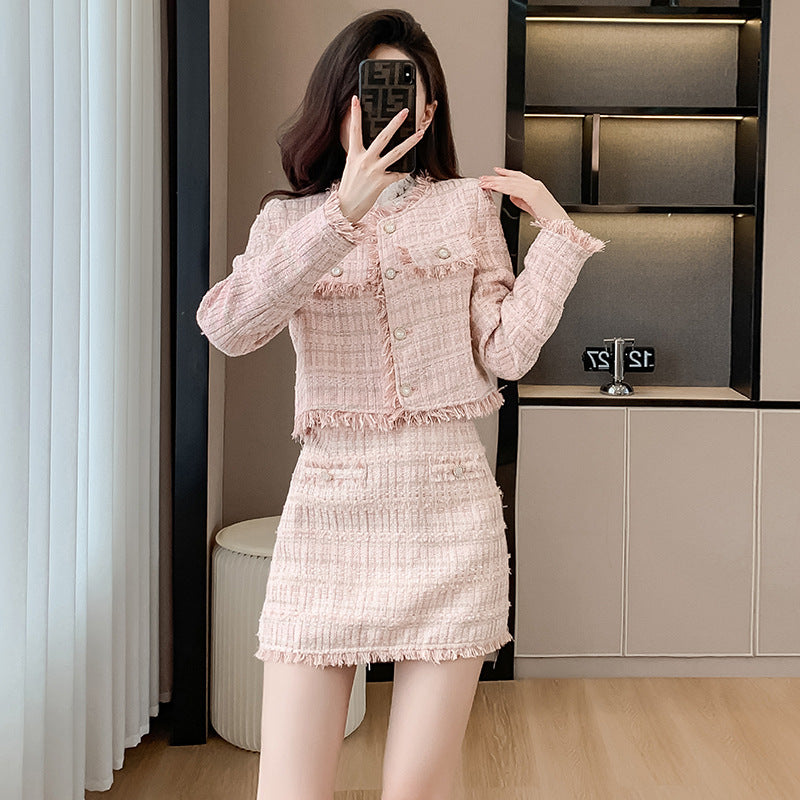 Ensemble jupe courte en tweed de polyester rose avec manteau à pampilles