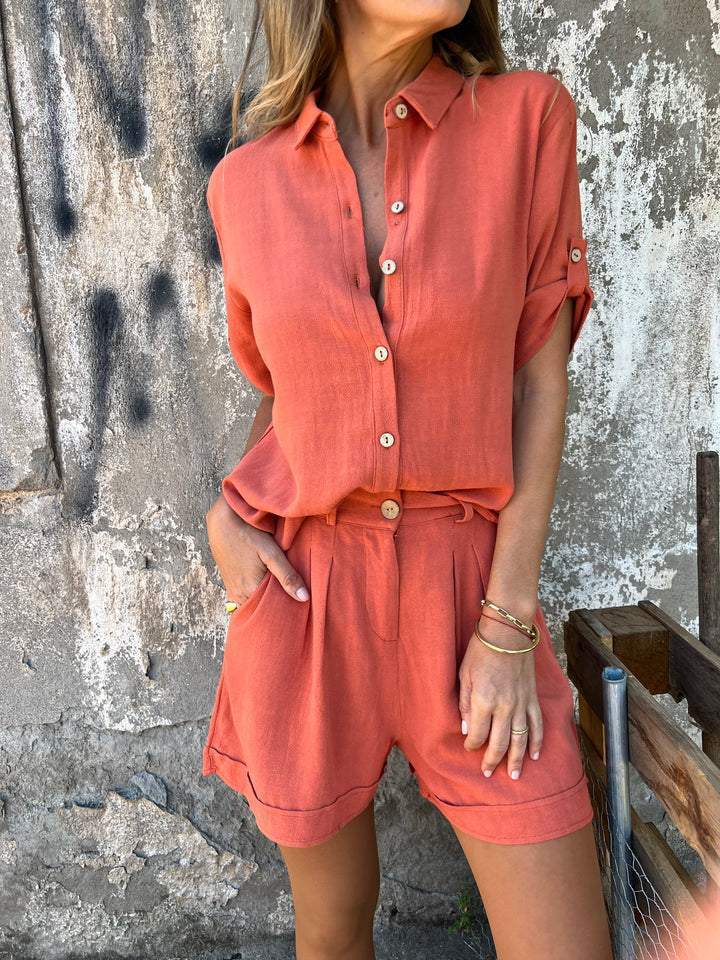 Ensemble chemise boutonnée à revers et short à poches à manches courtes pour femmes