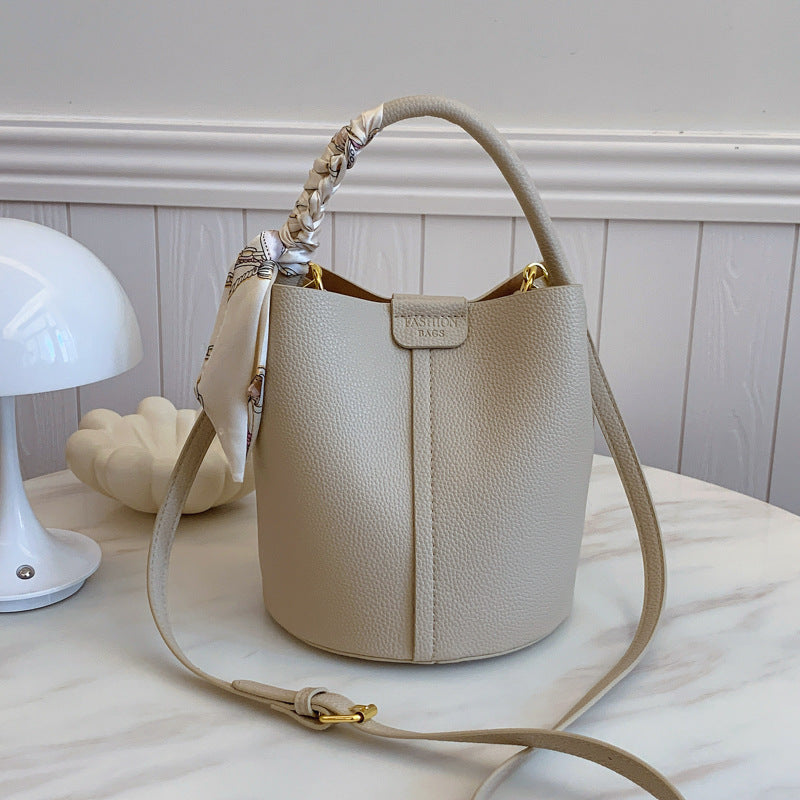 Sac seau porté main avec accent en foulard