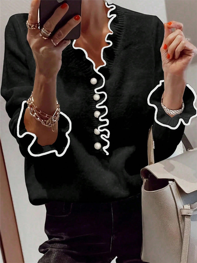 Pull à manches longues et col en V avec boutons en nacre et boucles d'oreilles en bois contrastées.