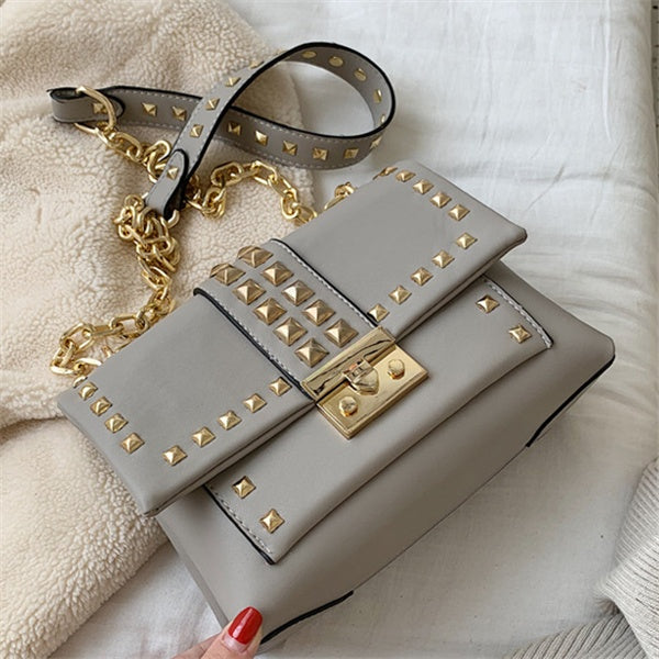 Sac seau à bandoulière clouté en PU avec fermeture à boucle