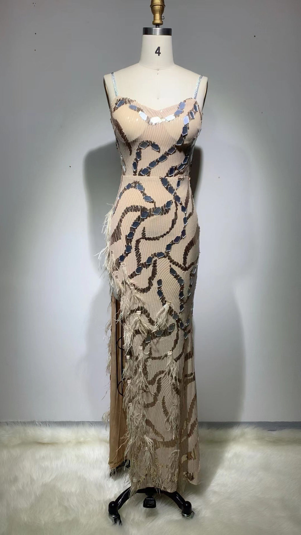 Robe élégante en coton, abricot, ornée de paillettes, de fentes et de plumes, avec dos nu à bretelles en V