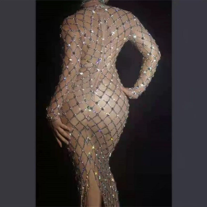 Robe longue moulante froncée en maille ajourée à cristaux colorés