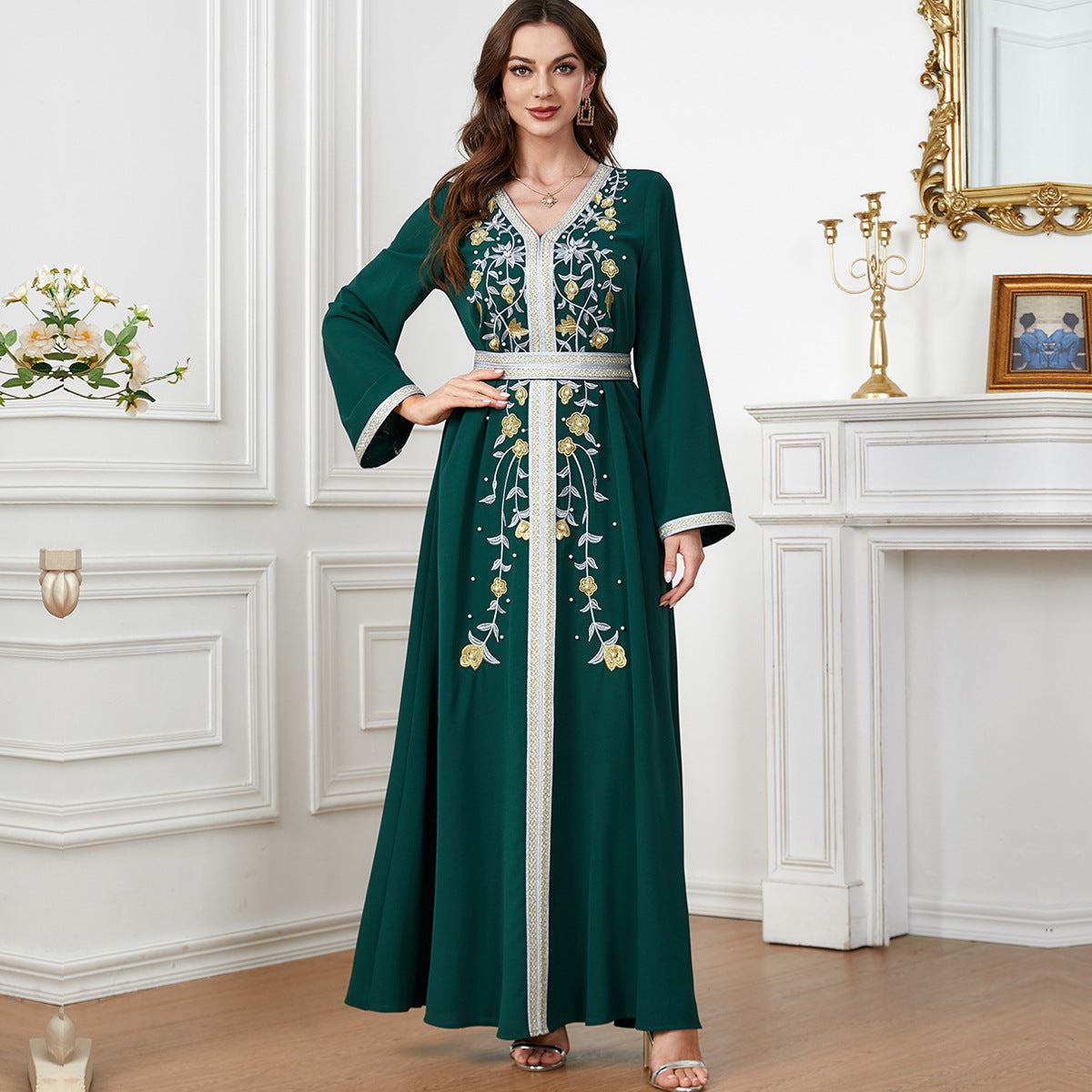 Robe trapèze brodée et perlée pour femme avec ceinture disponible en bleu rêveur, rouge, vert foncé et violet