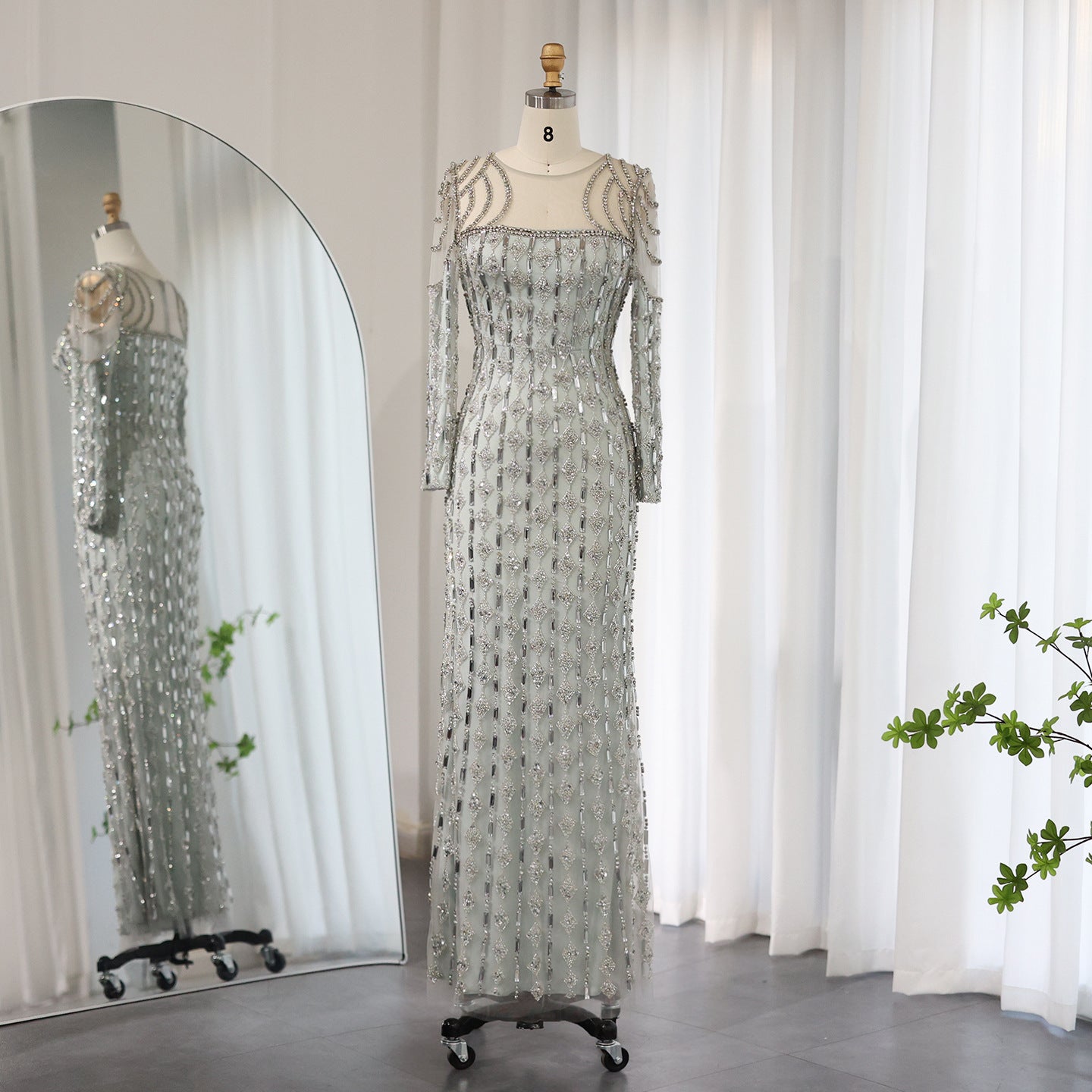 Robe longue queue de poisson grise ajustée avec dentelle et manches longues