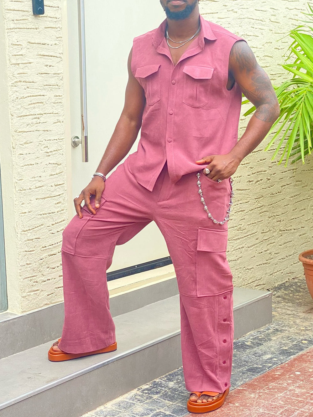 Ensemble chemise sans manches boutonnée et pantalon cargo